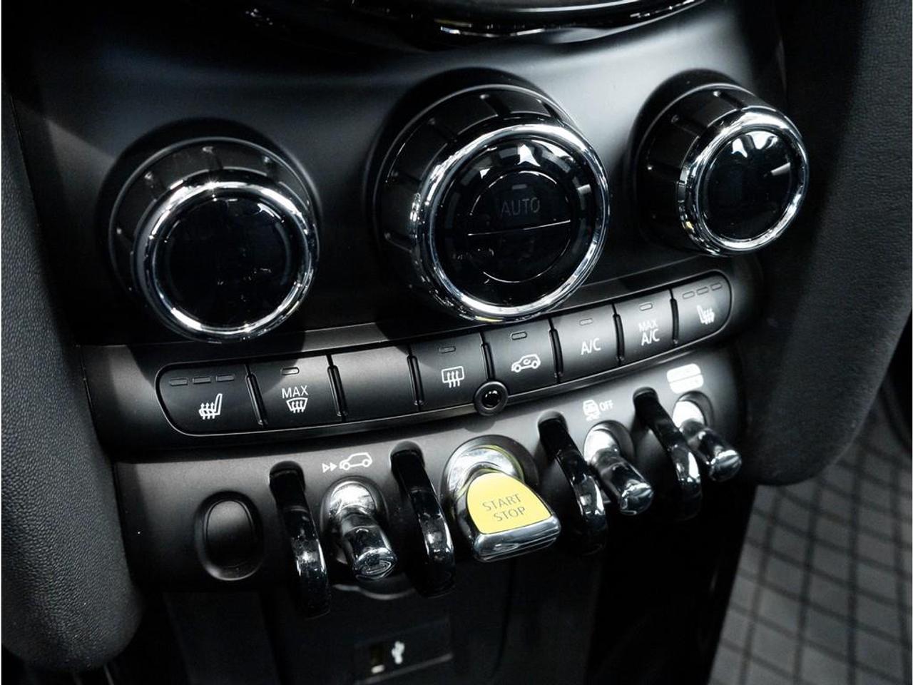 2024 MINI SE 3 Door Cooper Front-Wheel Drive Hatchback Photo