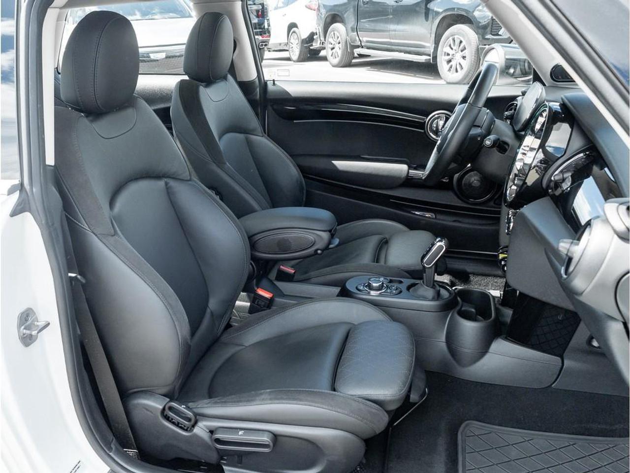 2024 MINI SE 3 Door Cooper Front-Wheel Drive Hatchback Photo