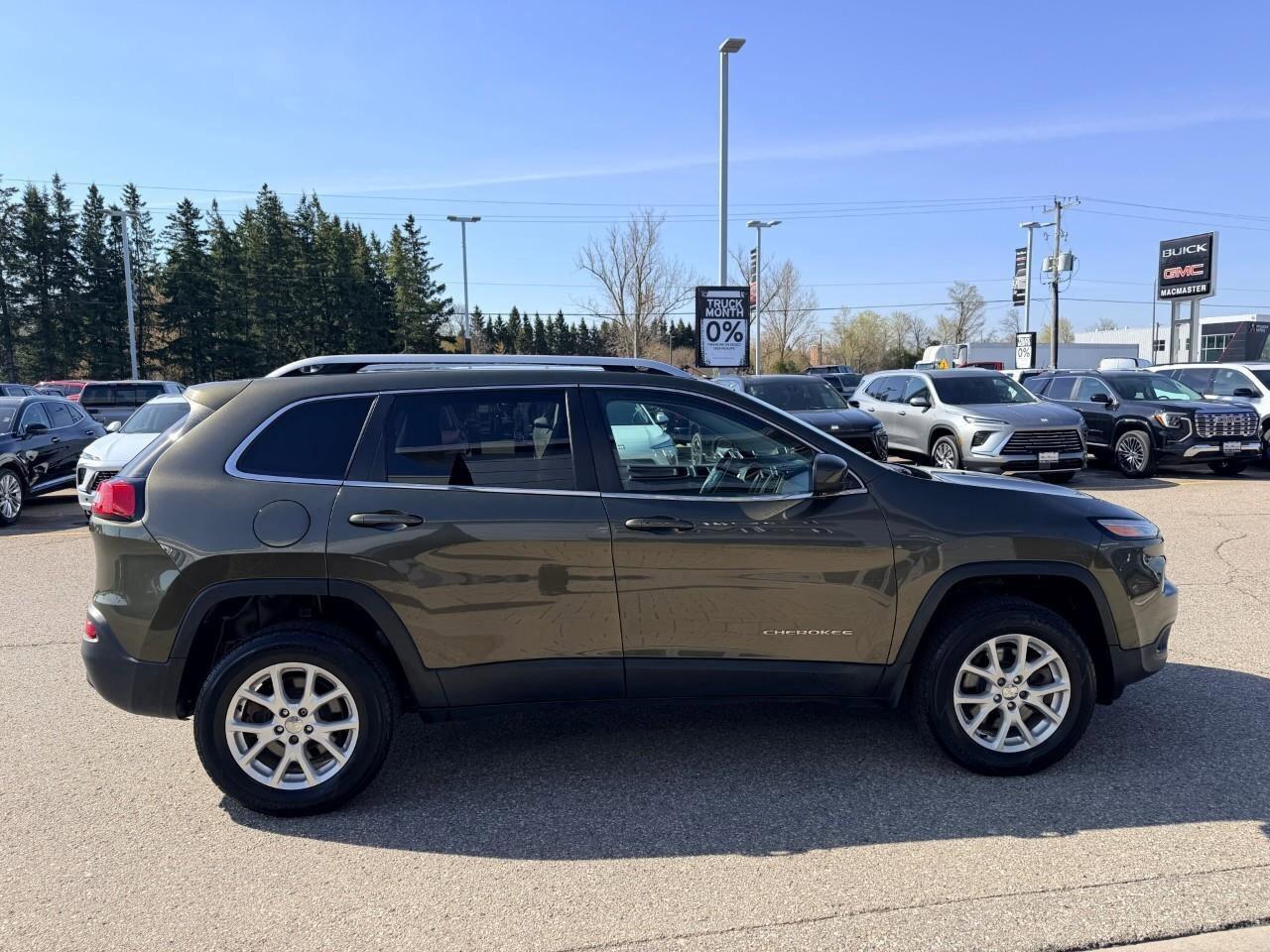 2015 Jeep Cherokee LatitudeNORTH, 3.2L V6, AWD, ALLOYS, CLOTH, CERTIF Photo