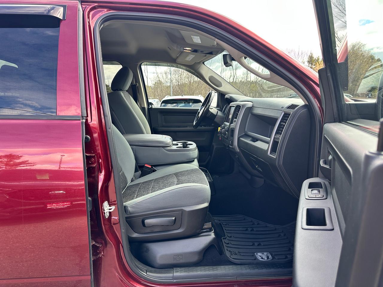 2020 RAM 1500 Classic Express4x4Crew HEMI HTD-Cloth CarPlay RvCam Remote Photo