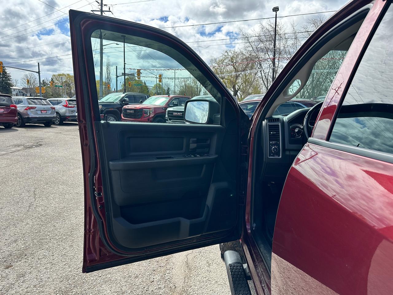 2020 RAM 1500 Classic Express4x4Crew HEMI HTD-Cloth CarPlay RvCam Remote Photo