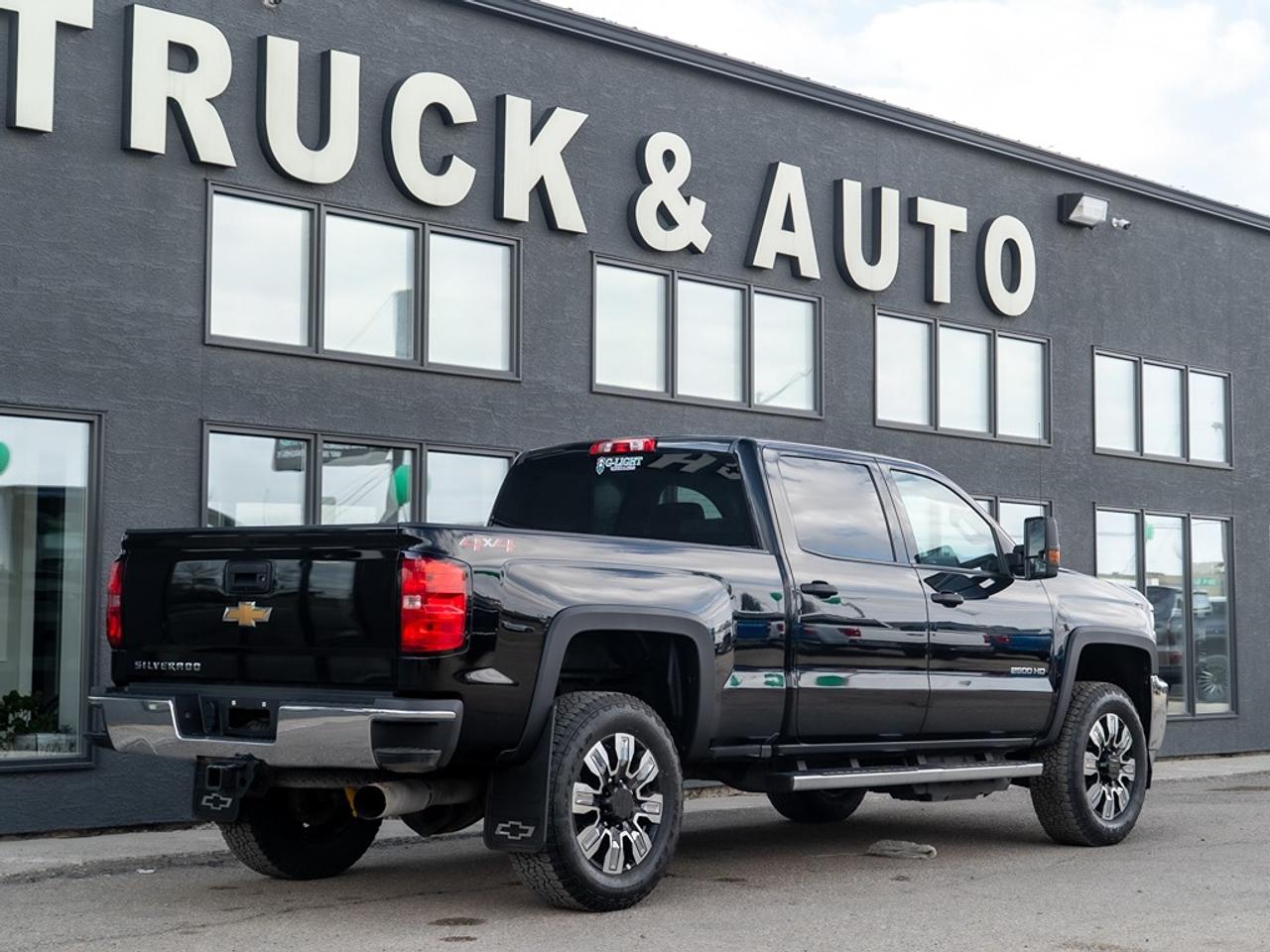 2018 Chevrolet Silverado 2500 4WD Crew CAB Photo5