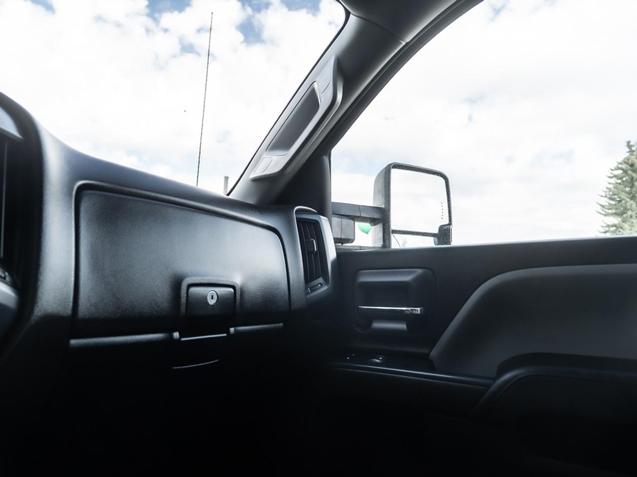 2018 Chevrolet Silverado 2500 4WD Crew CAB Photo14