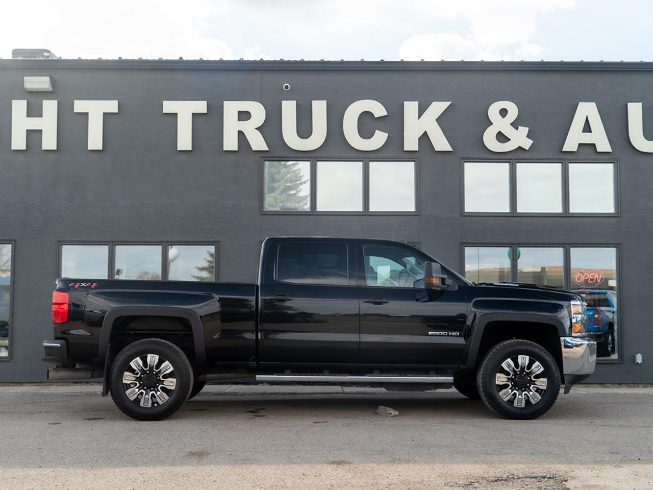 2018 Chevrolet Silverado 2500 4WD Crew CAB Photo4