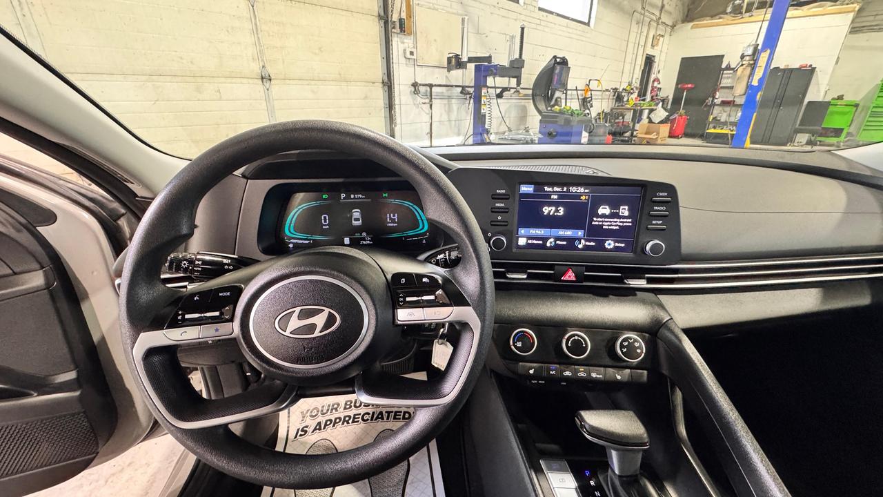 2024 Hyundai Elantra SEL Photo