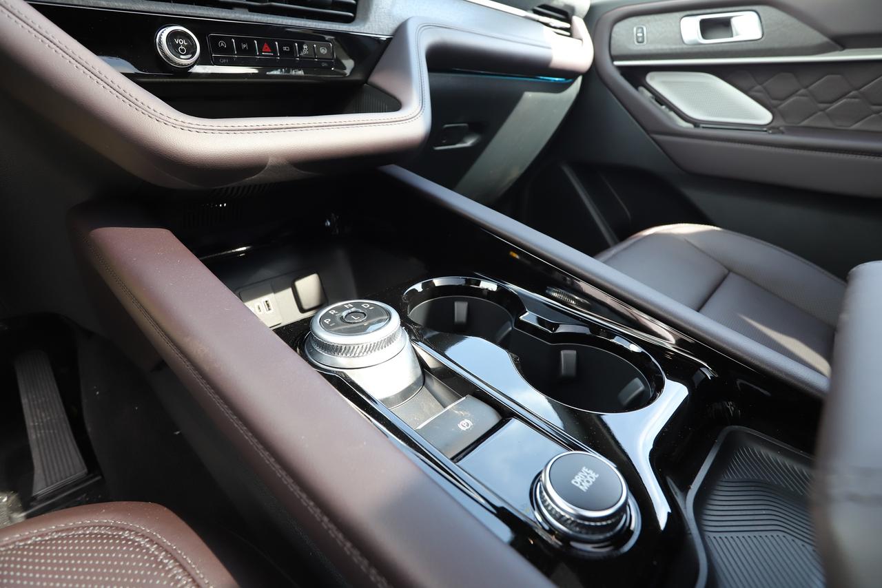 2026 Ford Explorer Platinum 4WD Photo