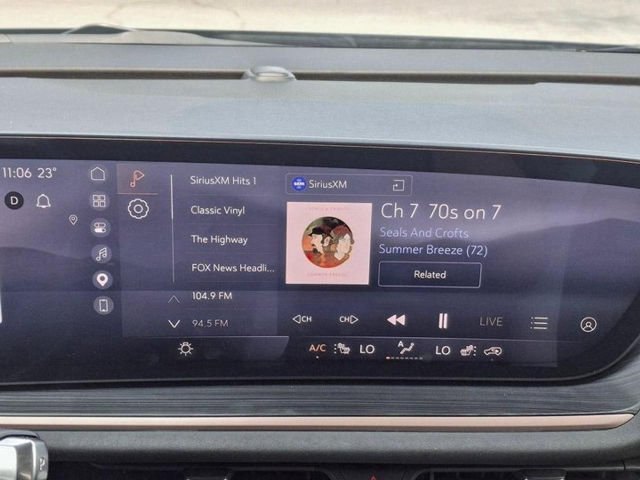 2025 Buick Envision Sport Touring | Pano Roof | Leather | Heated Seats + Steering | Remote Start | and More ! Photo