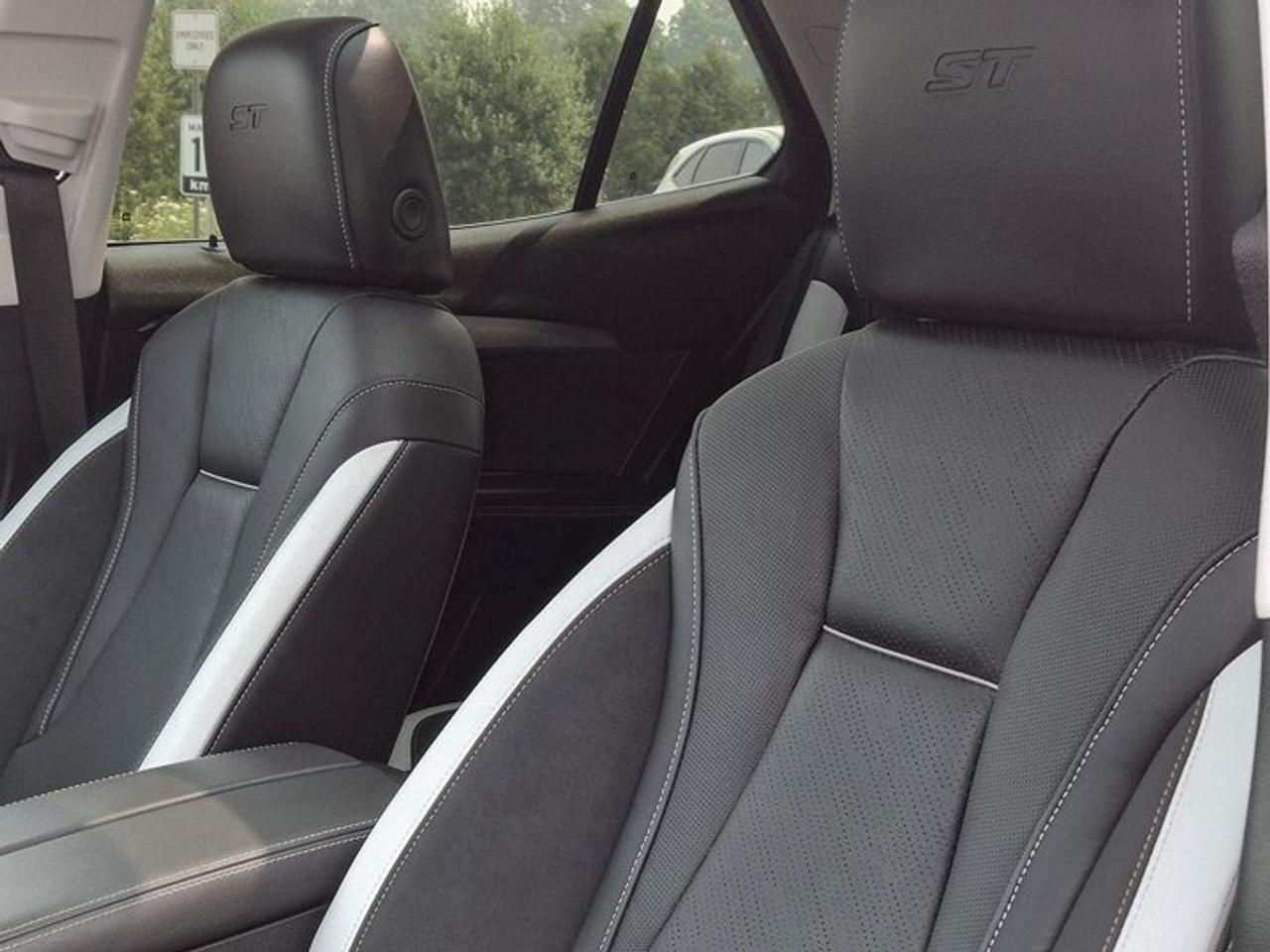 2025 Buick Envision Sport Touring | Pano Roof | Leather | Heated Seats + Steering | Remote Start | and More ! Photo