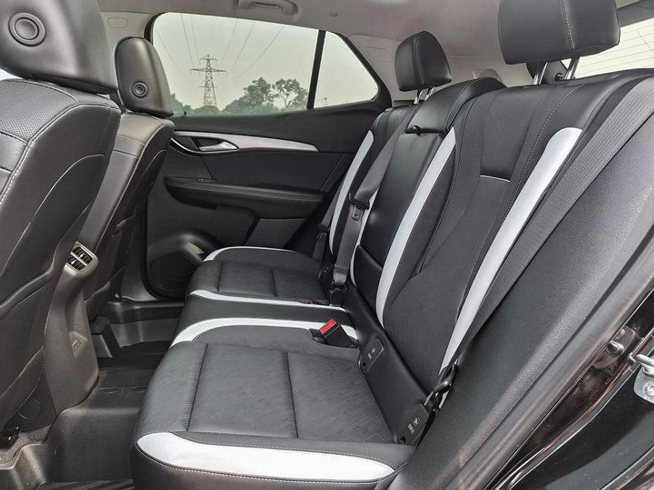 2025 Buick Envision Sport Touring | Pano Roof | Leather | Heated Seats + Steering | Remote Start | and More ! Photo