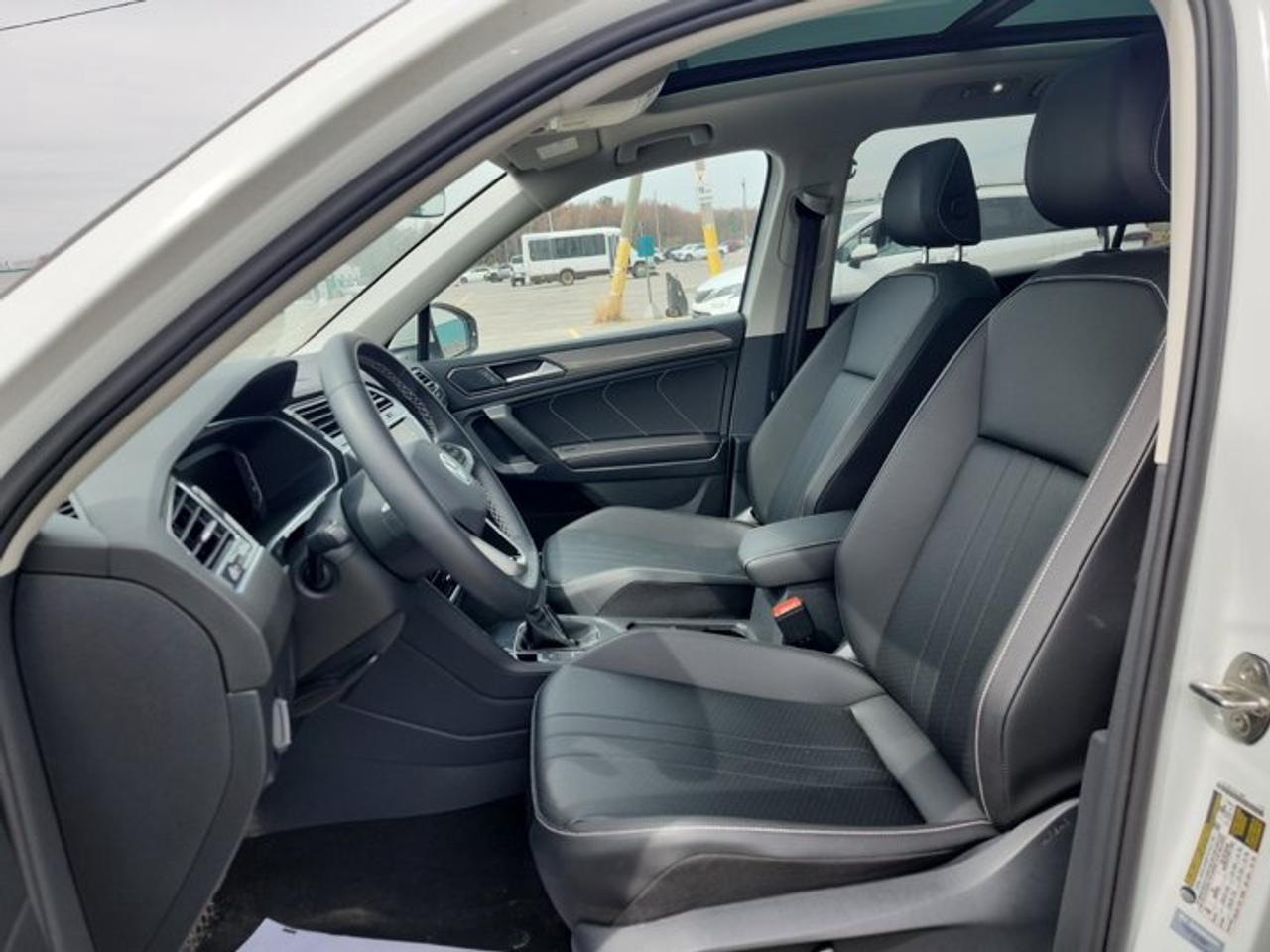 2022 Volkswagen Tiguan Comfortline 4Motion | 3rd Row | Pano Roof | Leather | Heated Seats + Steering | CarPlay | and More ! Photo