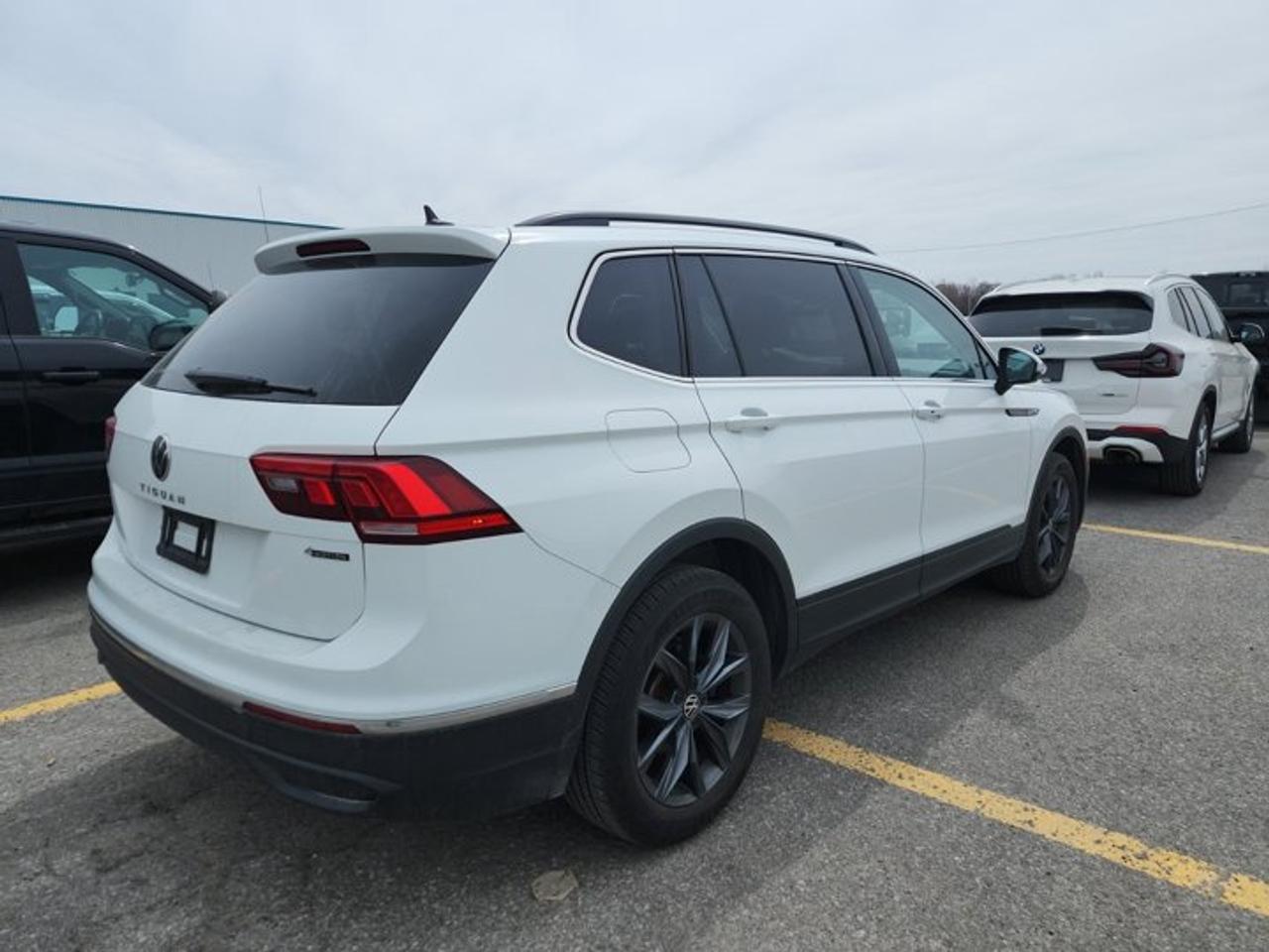 2022 Volkswagen Tiguan Comfortline 4Motion | 3rd Row | Pano Roof | Leather | Heated Seats + Steering | CarPlay | and More ! Photo