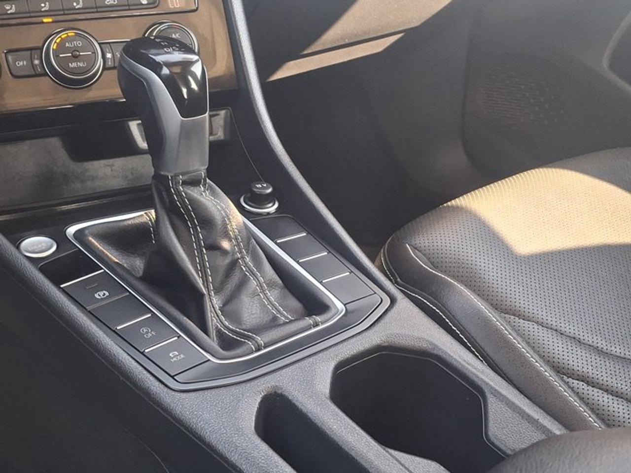 2023 Volkswagen Jetta Highline | Leather | Sunroof | Nav | Beats Audio | Heated Seats | Power Seat | and More ! Photo