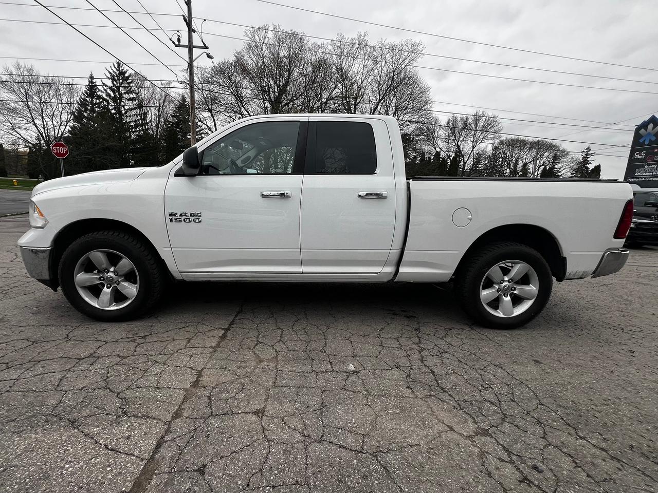 2014 RAM 1500 4WD Quad Cab 140.5" SLT Photo3