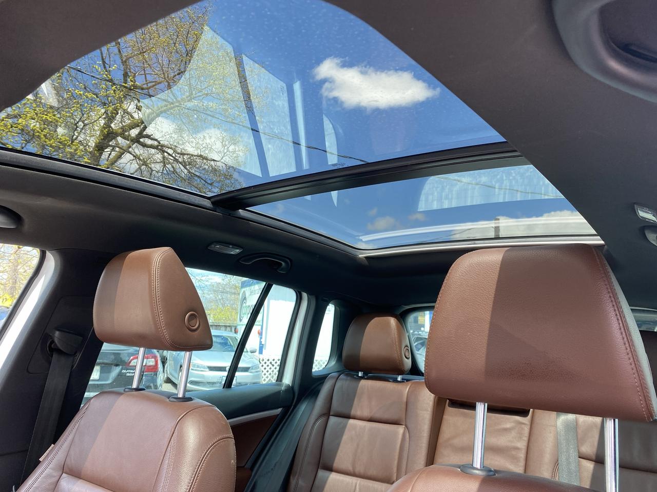 2017 Volkswagen Tiguan R-Line/Accident Free/Automatic/AWD/PanoRoof/Camera Photo