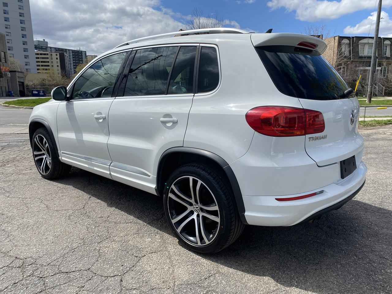 2017 Volkswagen Tiguan R-Line/Accident Free/Automatic/AWD/PanoRoof/Camera Photo