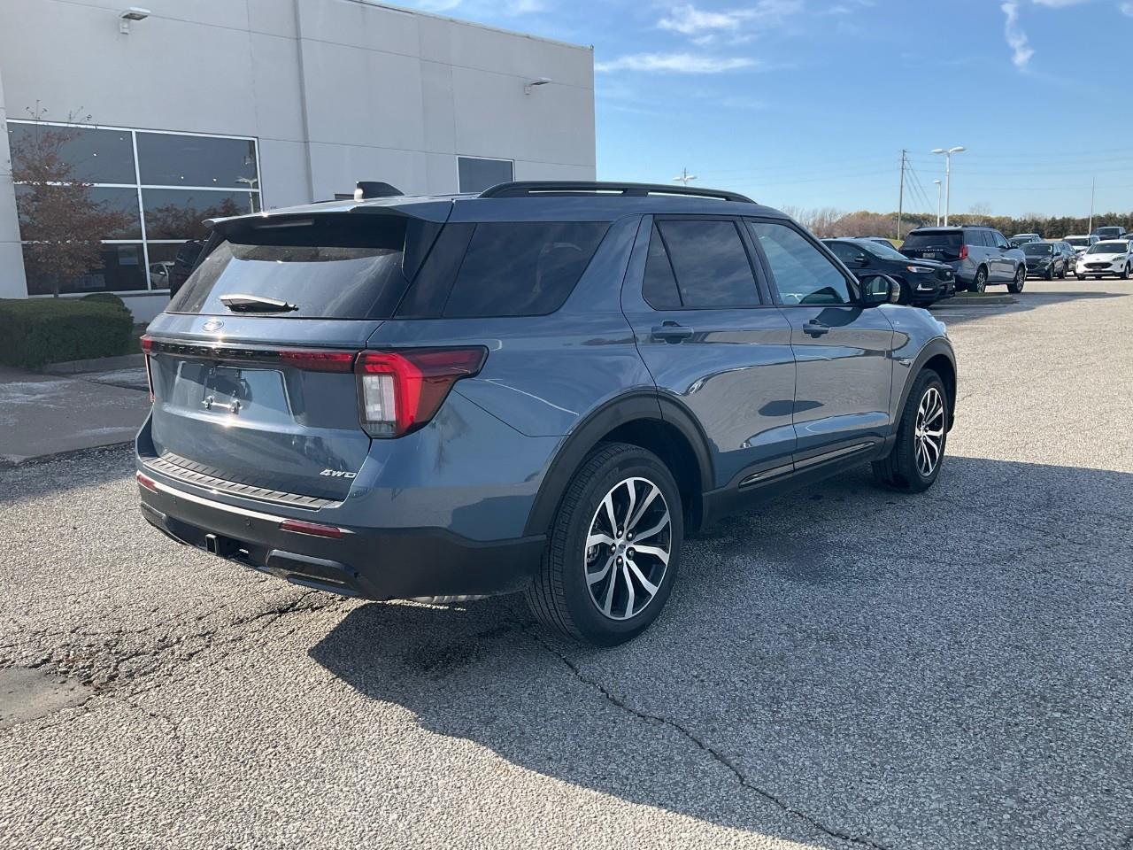 2025 Ford Explorer ST-Line Photo4