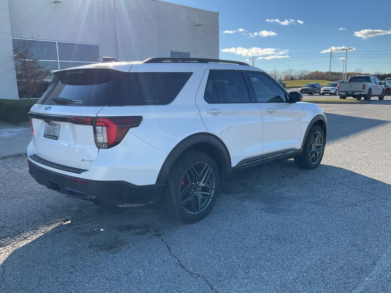 2025 Ford Explorer ST-Line Photo2