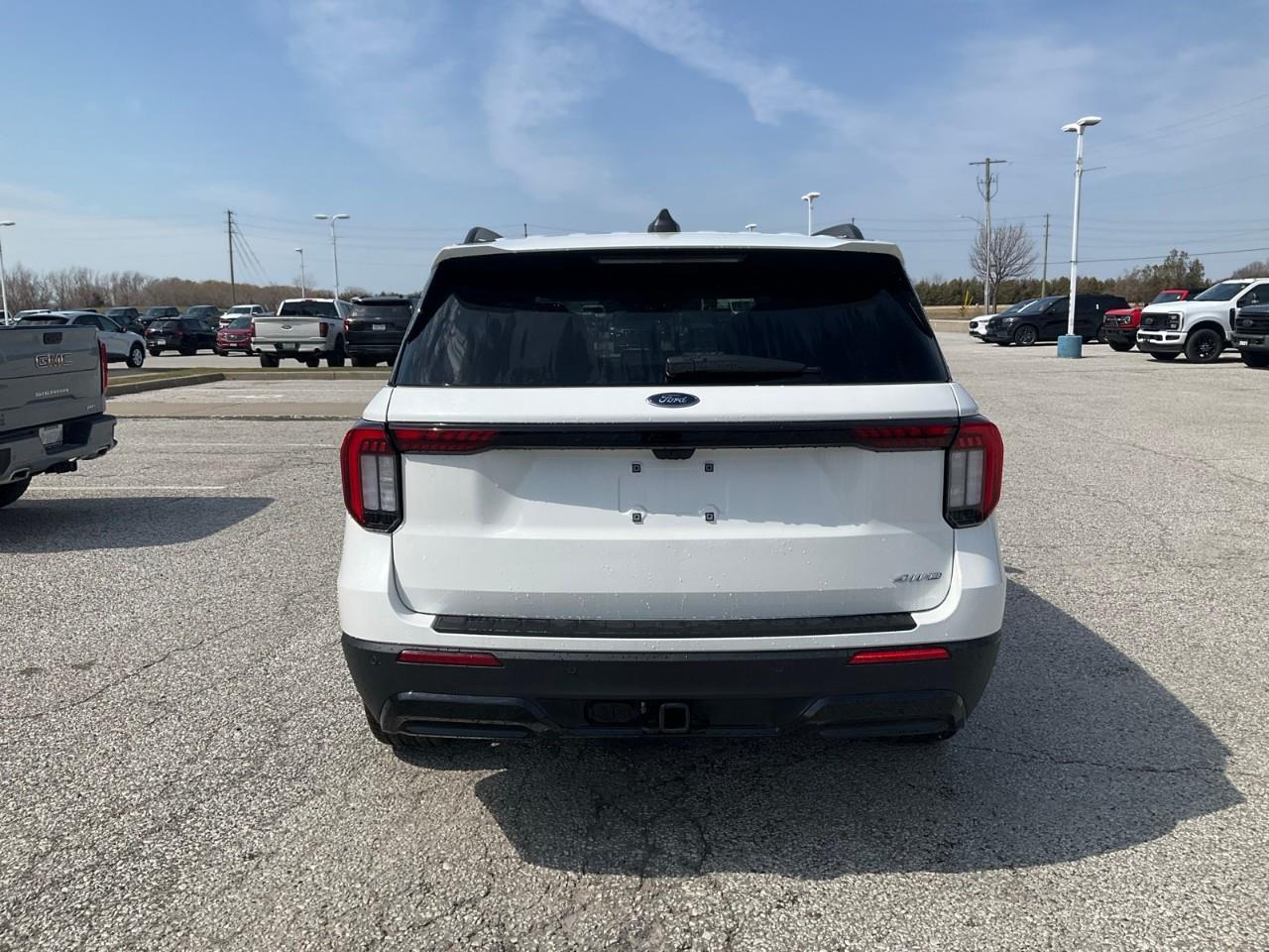 2026 Ford Explorer ST-Line Photo4