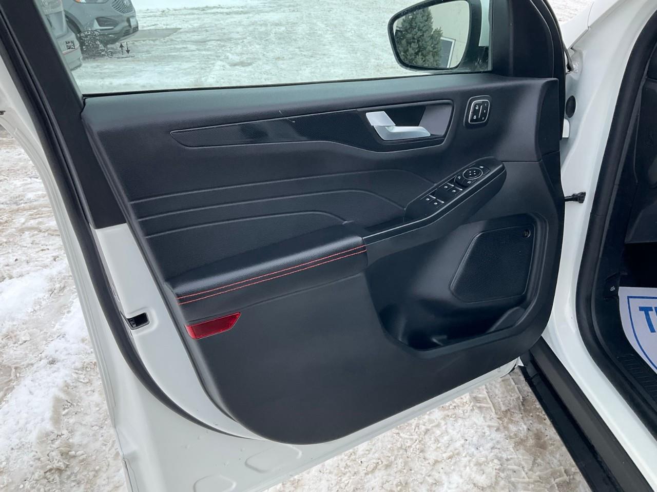 2025 Ford Escape ST-Line Elite NAV | SUNROOF | HTD SEATS | HTD STEERING | REMOTE START Photo