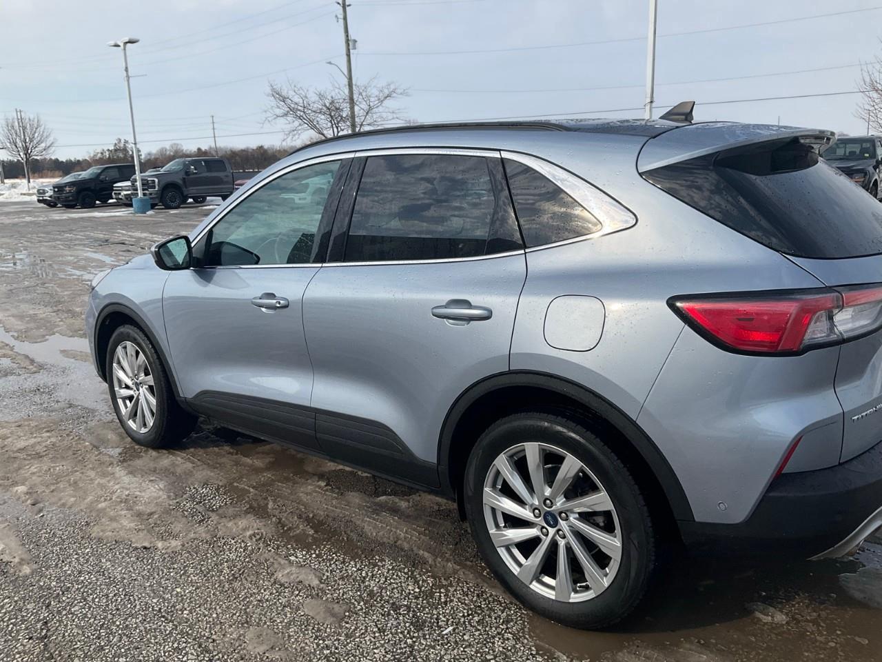 2022 Ford Escape Titanium Hybrid HYBRID | NAV | SUNROOF | HTD SEATS | HTD STEERING | REMOTE START Photo