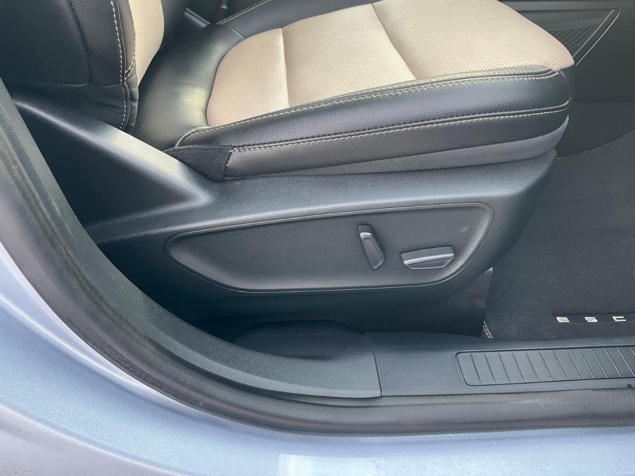 2022 Ford Escape Titanium Hybrid HYBRID | NAV | SUNROOF | HTD SEATS | HTD STEERING | REMOTE START Photo