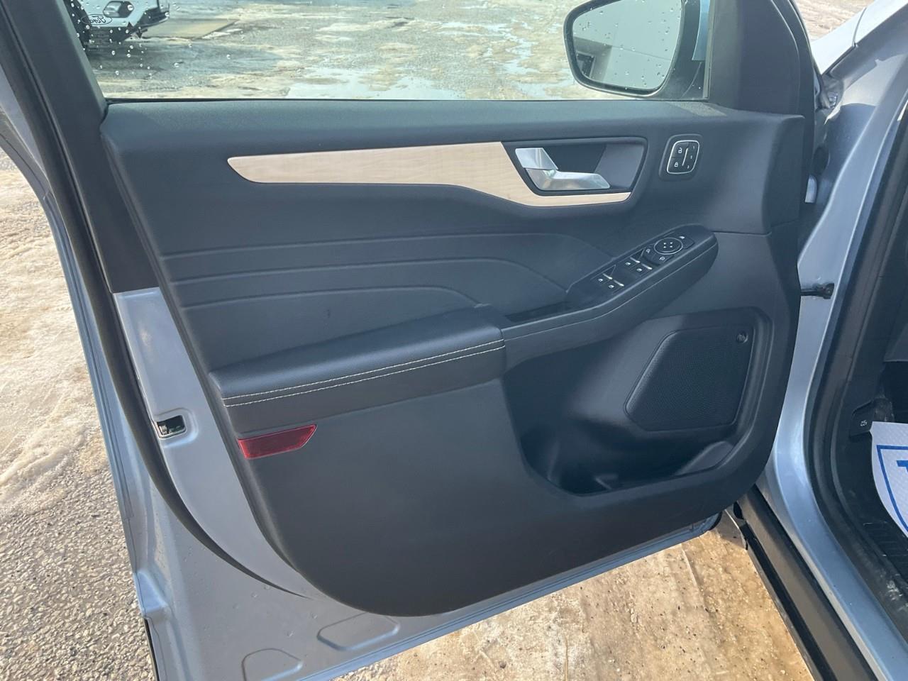 2022 Ford Escape Titanium Hybrid HYBRID | NAV | SUNROOF | HTD SEATS | HTD STEERING | REMOTE START Photo