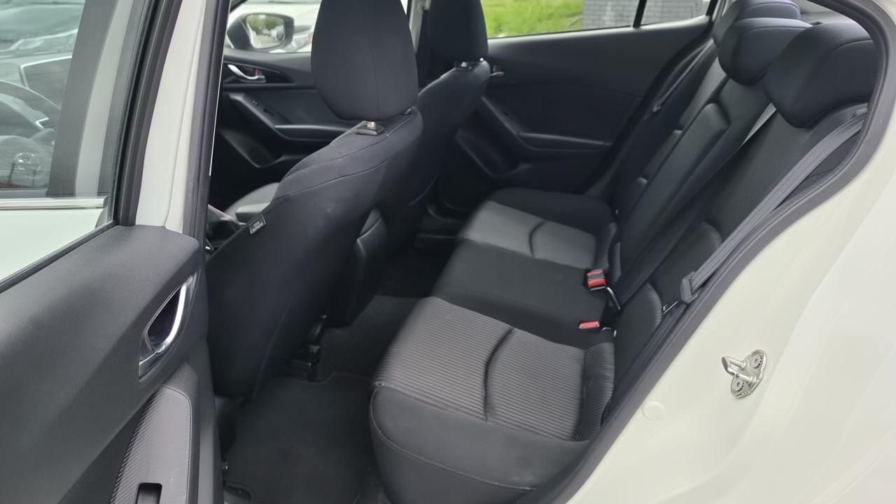 2016 Mazda MAZDA3 GT / 2.5L / MANUAL / ROOF / NAV / HUD / HTD SEATS Photo4