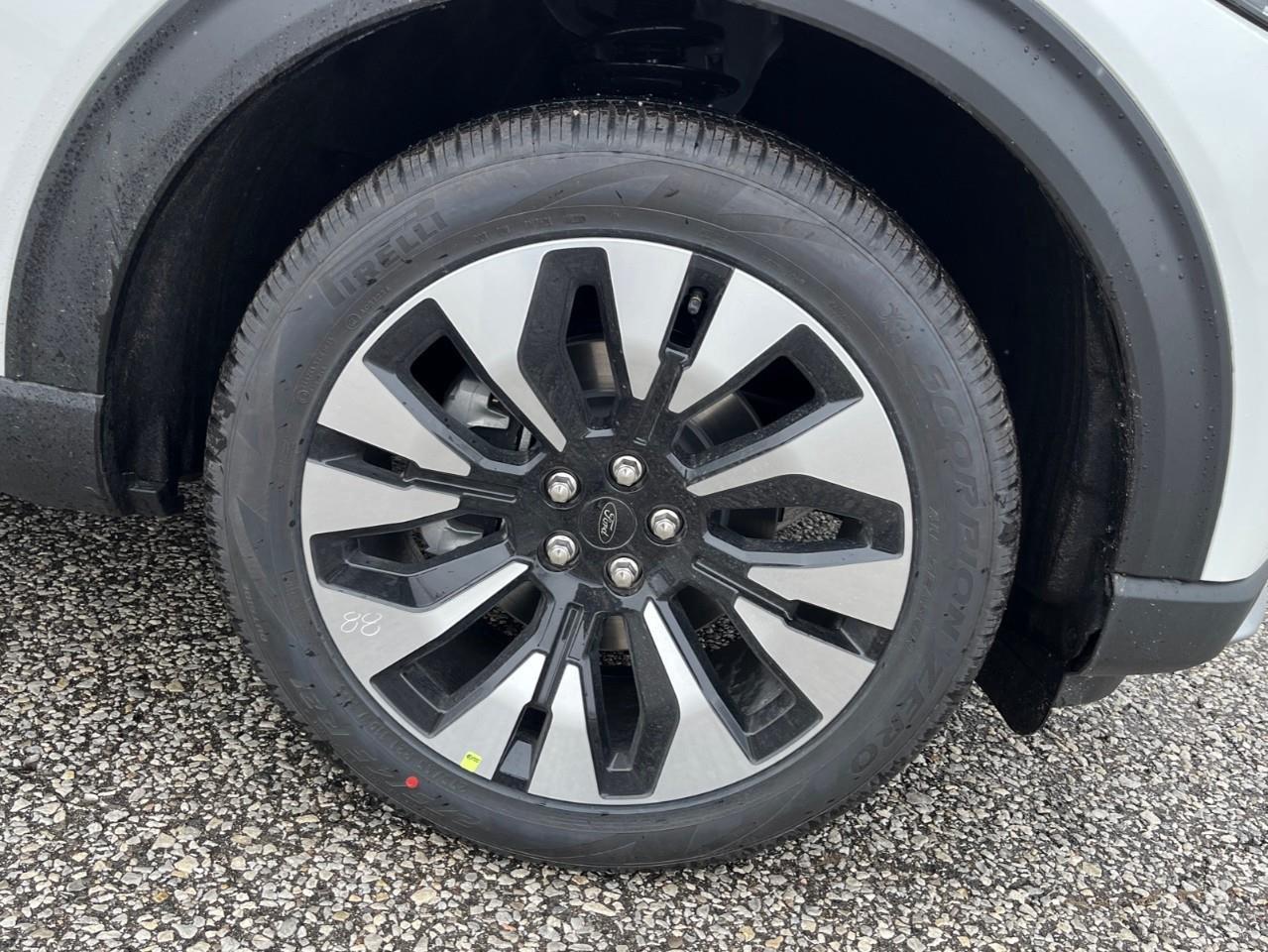2026 Ford Explorer Platinum Photo