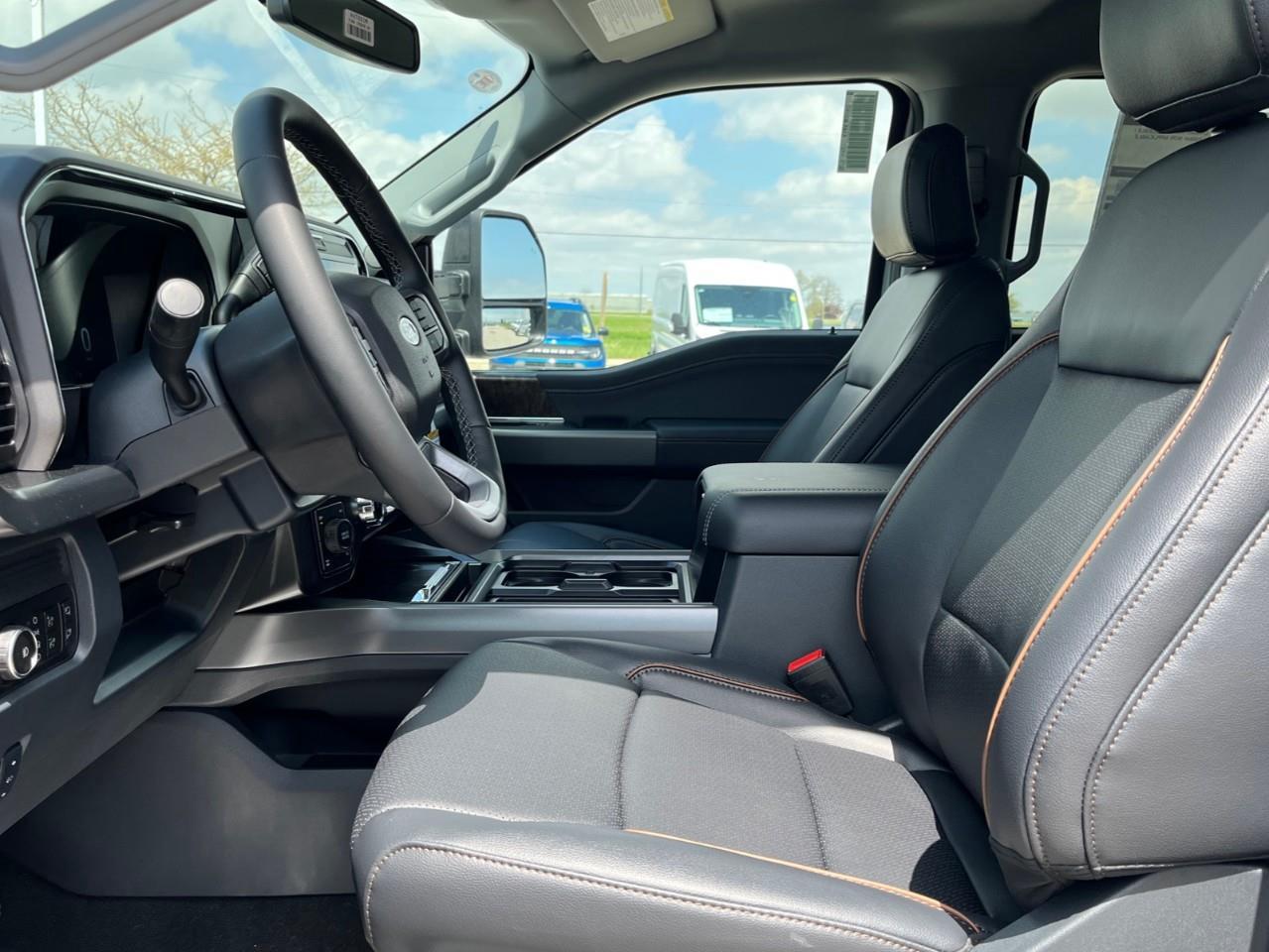2026 Ford F-250 LARIAT Photo