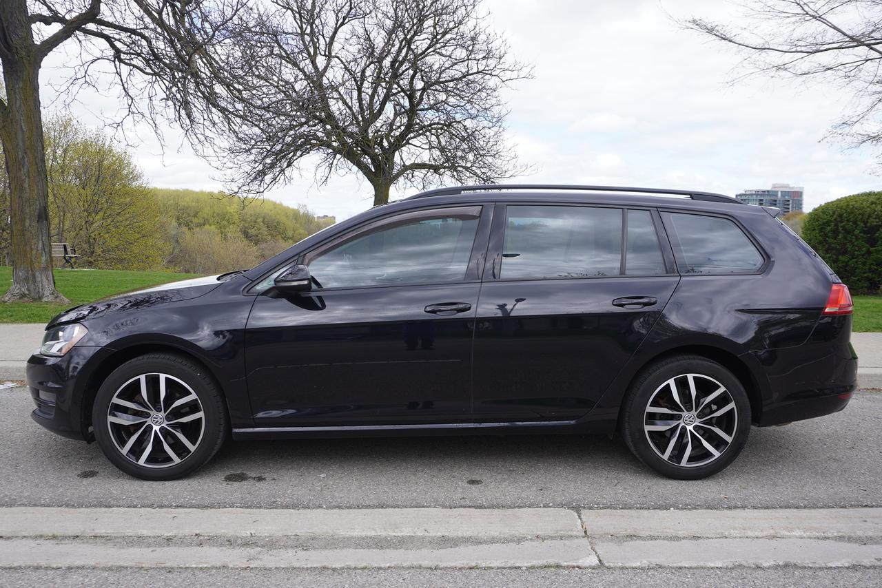 2017 Volkswagen Golf SportWagen 1 OWNER / MANUAL / LEATHER / PANOROOF / VERSATILE Photo