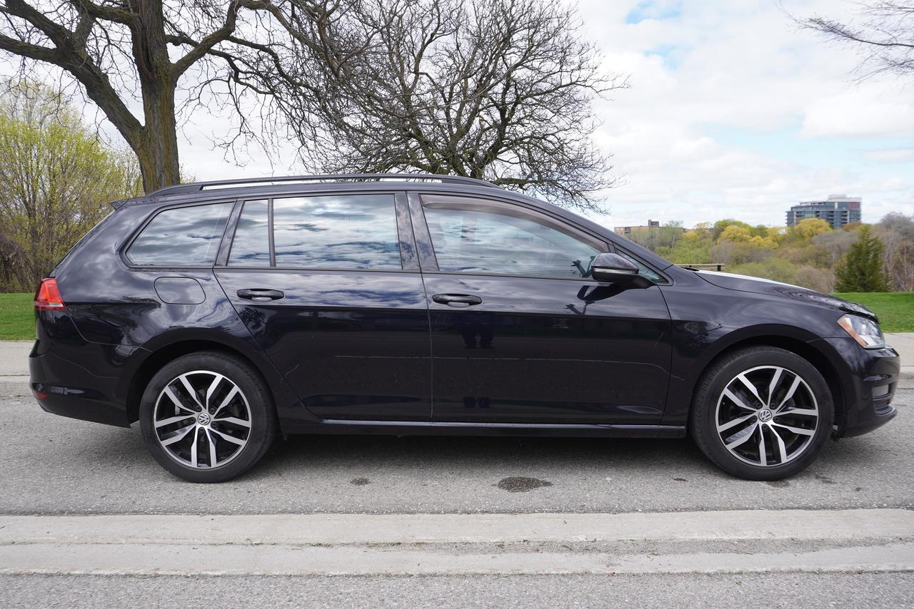 2017 Volkswagen Golf SportWagen 1 OWNER / MANUAL / LEATHER / PANOROOF / VERSATILE Photo