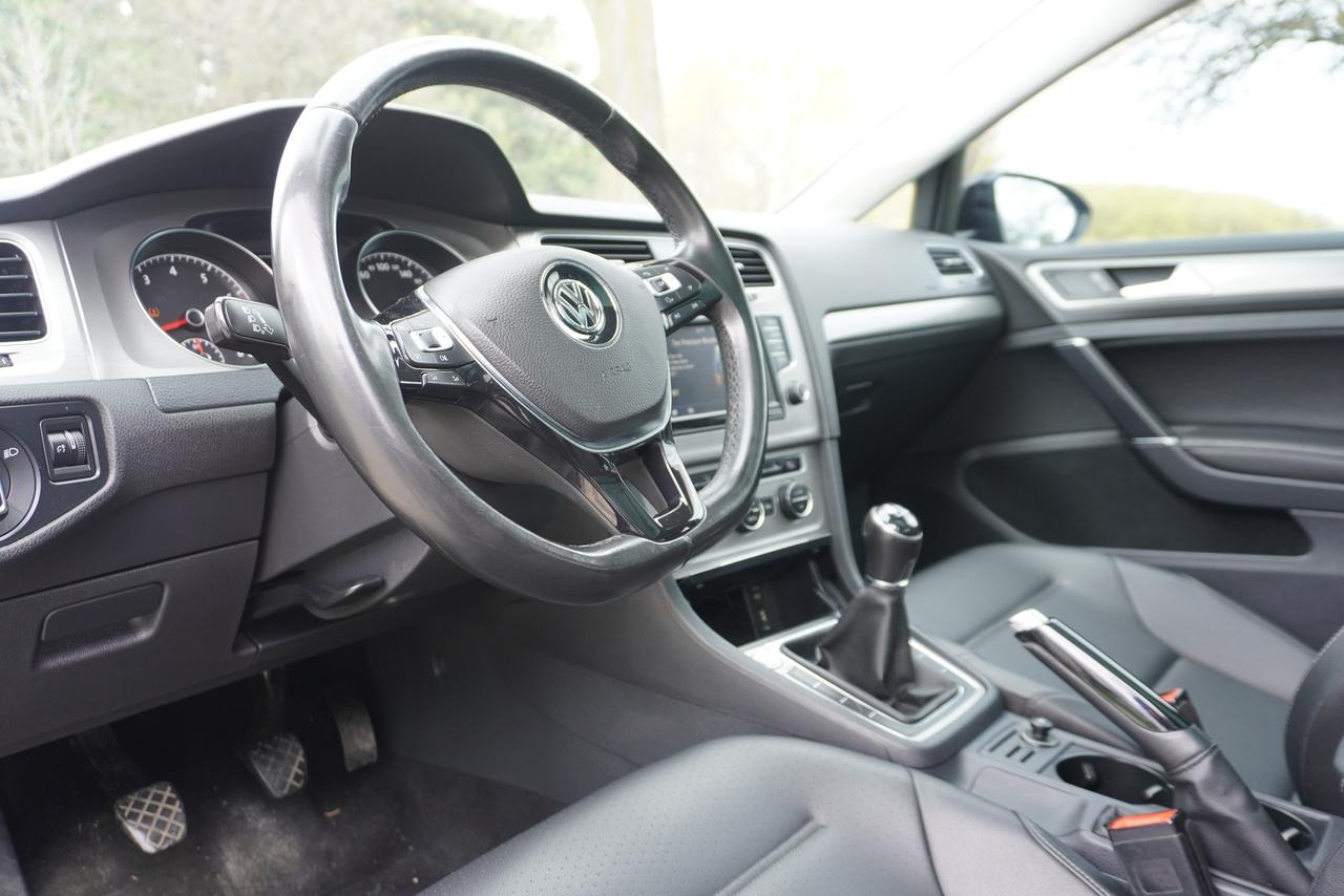 2017 Volkswagen Golf SportWagen 1 OWNER / MANUAL / LEATHER / PANOROOF / VERSATILE Photo