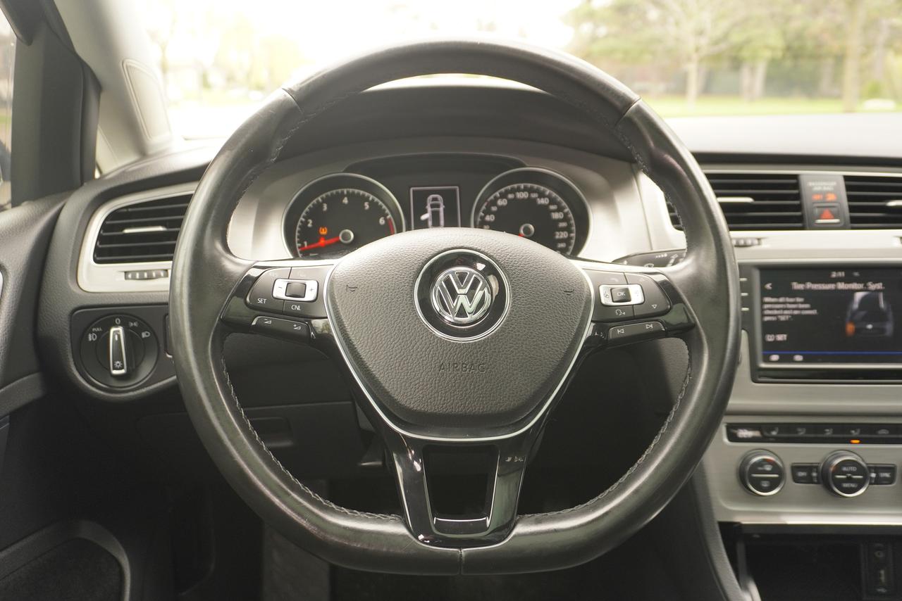 2017 Volkswagen Golf SportWagen 1 OWNER / MANUAL / LEATHER / PANOROOF / VERSATILE Photo