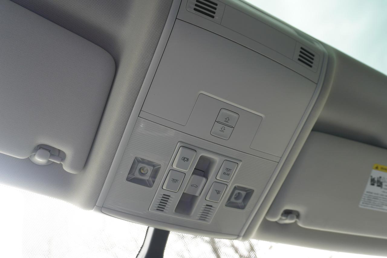 2017 Volkswagen Golf SportWagen 1 OWNER / MANUAL / LEATHER / PANOROOF / VERSATILE Photo