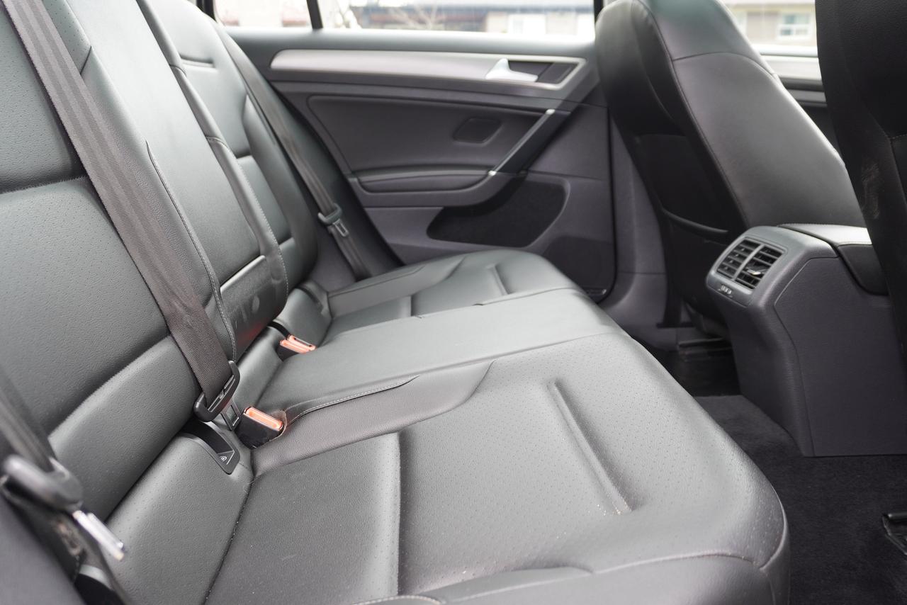 2017 Volkswagen Golf SportWagen 1 OWNER / MANUAL / LEATHER / PANOROOF / VERSATILE Photo