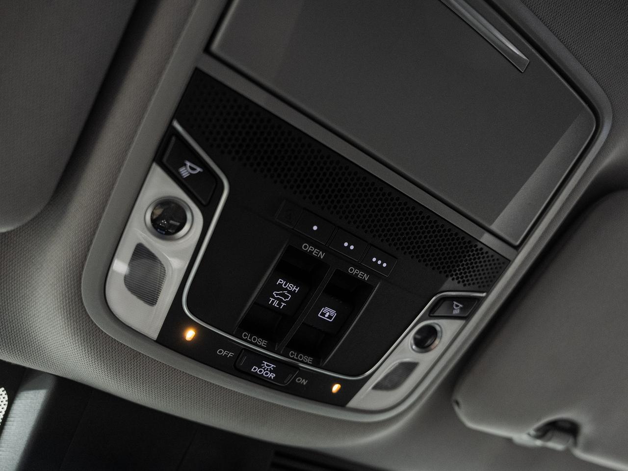 2019 Honda CR-V TOURING AWD | Nav | Leather | Sunroof | CarPlay Photo