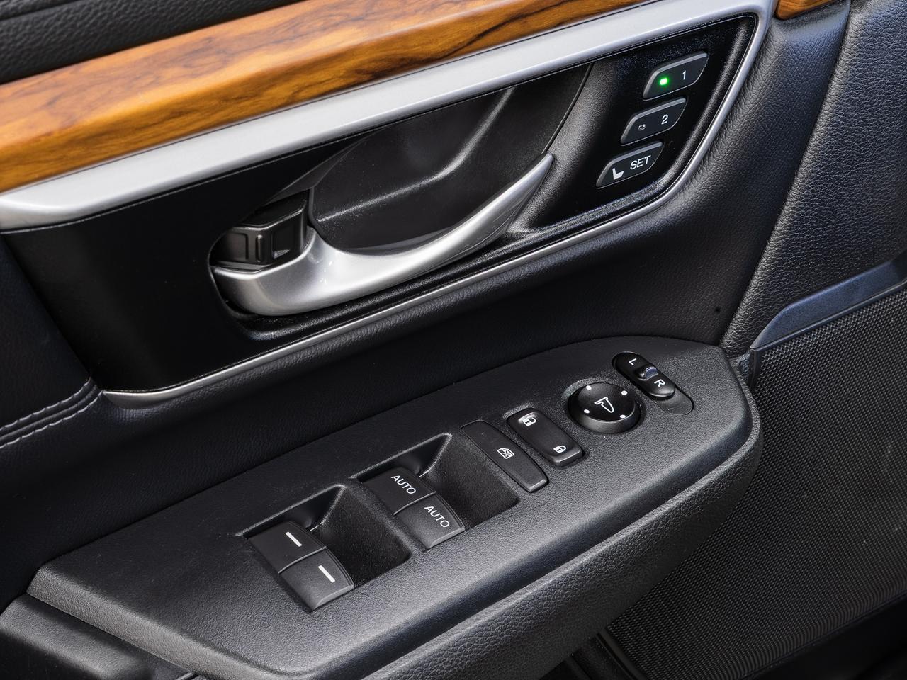 2019 Honda CR-V TOURING AWD | Nav | Leather | Sunroof | CarPlay Photo