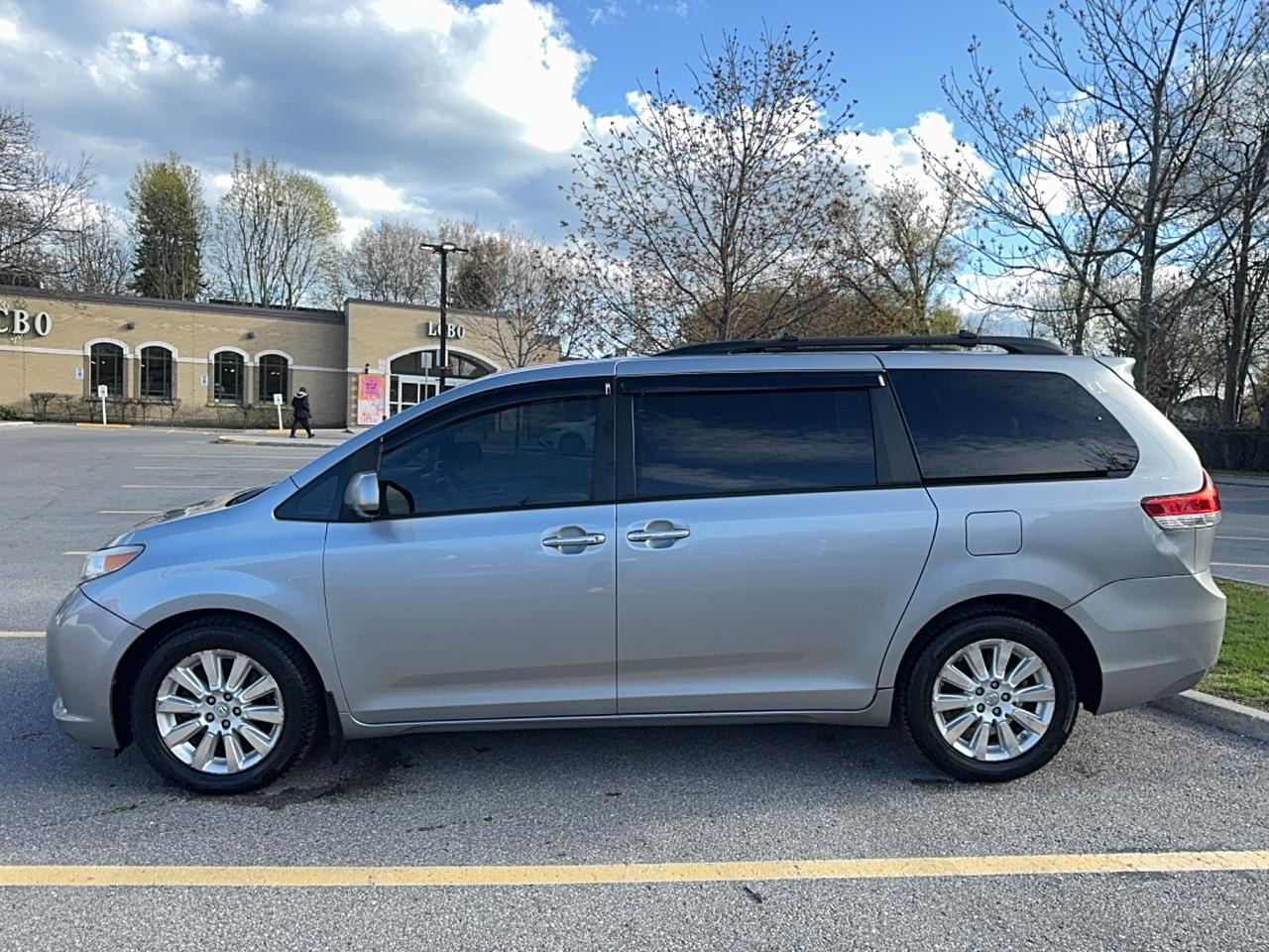 2011 Toyota Sienna LIMITED Photo1