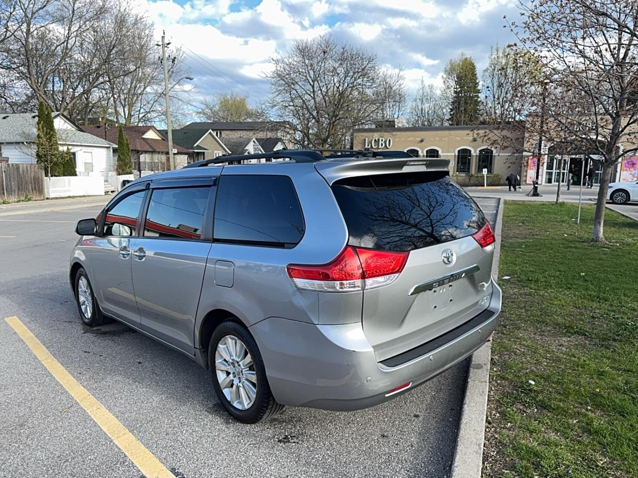 2011 Toyota Sienna LIMITED Photo