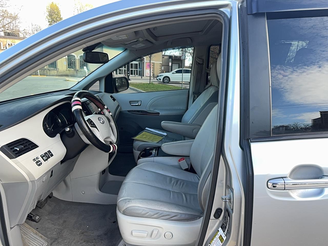 2011 Toyota Sienna LIMITED Photo