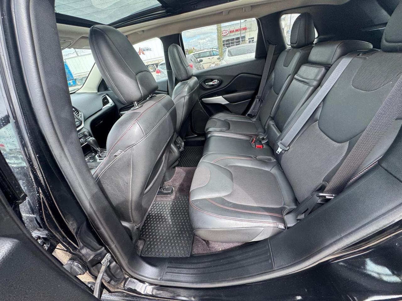 2018 Jeep Cherokee TRAILHAWK, LEATHER, LOADED, ROOF, CERTIFIED Photo
