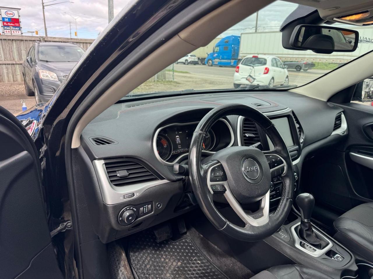 2018 Jeep Cherokee TRAILHAWK, LEATHER, LOADED, ROOF, CERTIFIED Photo