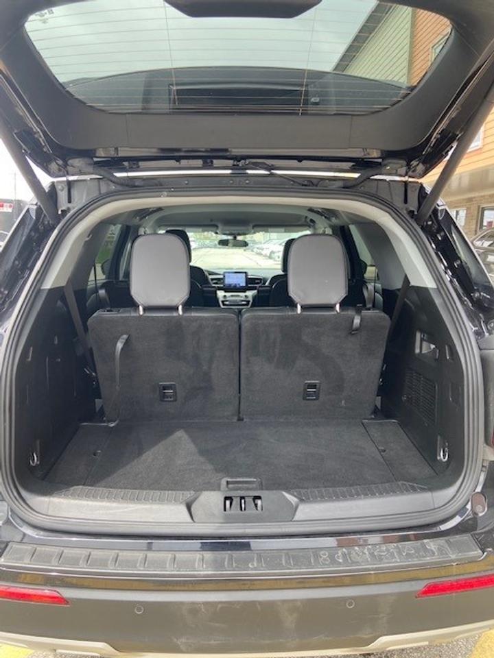 2024 Ford Explorer XLT 4WD Photo3