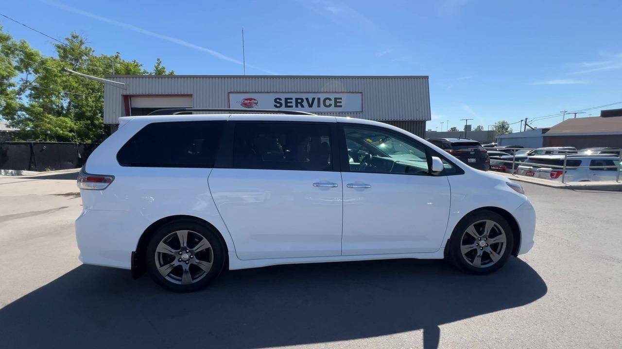 2017 Toyota Sienna SE | 8-PASS | HTD LEATHER |ALLOYS | REAR CAM | A/C Photo