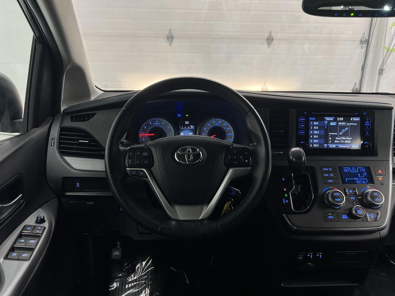2017 Toyota Sienna SE | 8-PASS | HTD LEATHER |ALLOYS | REAR CAM | A/C Photo
