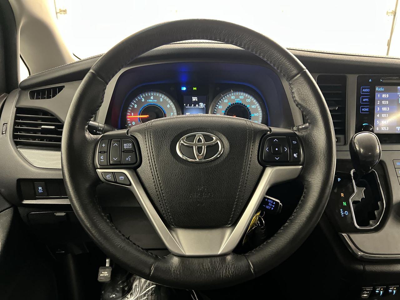 2017 Toyota Sienna SE | 8-PASS | HTD LEATHER |ALLOYS | REAR CAM | A/C Photo