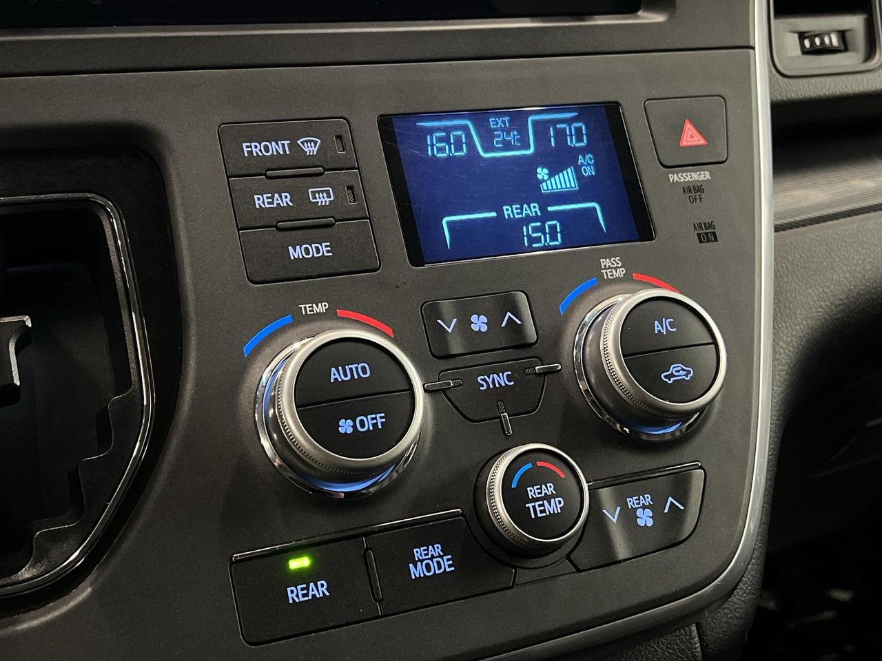 2017 Toyota Sienna SE | 8-PASS | HTD LEATHER |ALLOYS | REAR CAM | A/C Photo