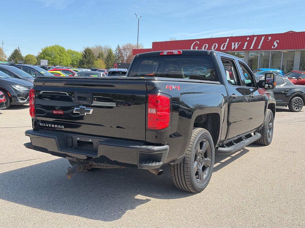 2018 Chevrolet Silverado 1500 CUSTOM, 6 PASSENGER, BACK UP CAMERA! Photo
