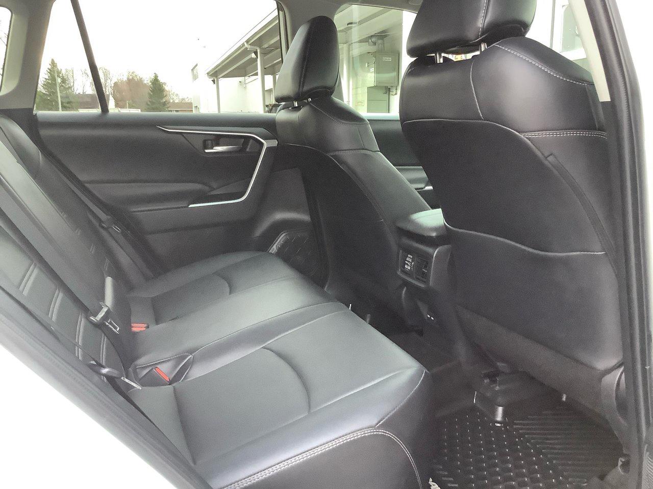 2022 Toyota RAV4 XLE Photo4