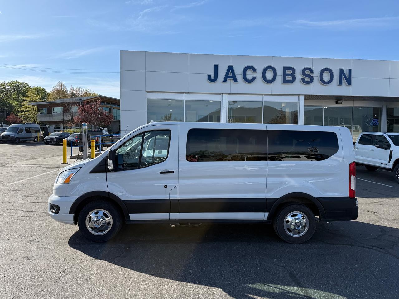2020 Ford Transit Passenger Wagon XLT Photo1